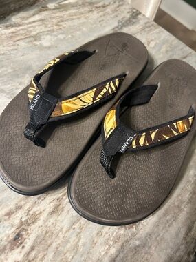NWOT Island slippers  Brown Flip Flops with Yellow Leaf Straps as 9 Hawaiian